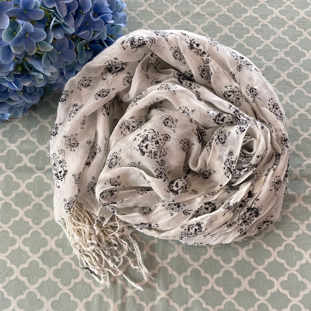 Cheetah Face White Fringe Gauzy Scarf